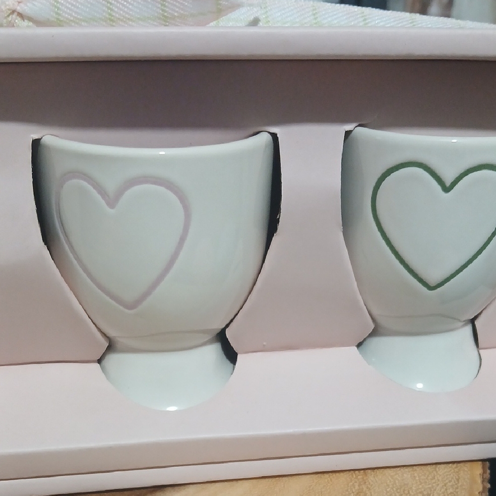 Rae Dunn Set of 4 Multi-Colored Heart Egg Cups NIB - Picture 4 of 5